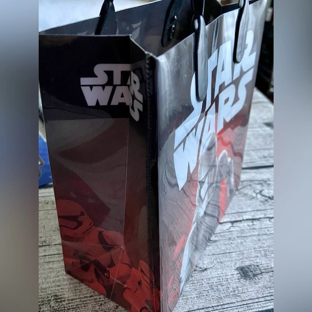 NEW. $3.00 each! Bundle of 4 Star Wars plastic gift/favor bags with handles